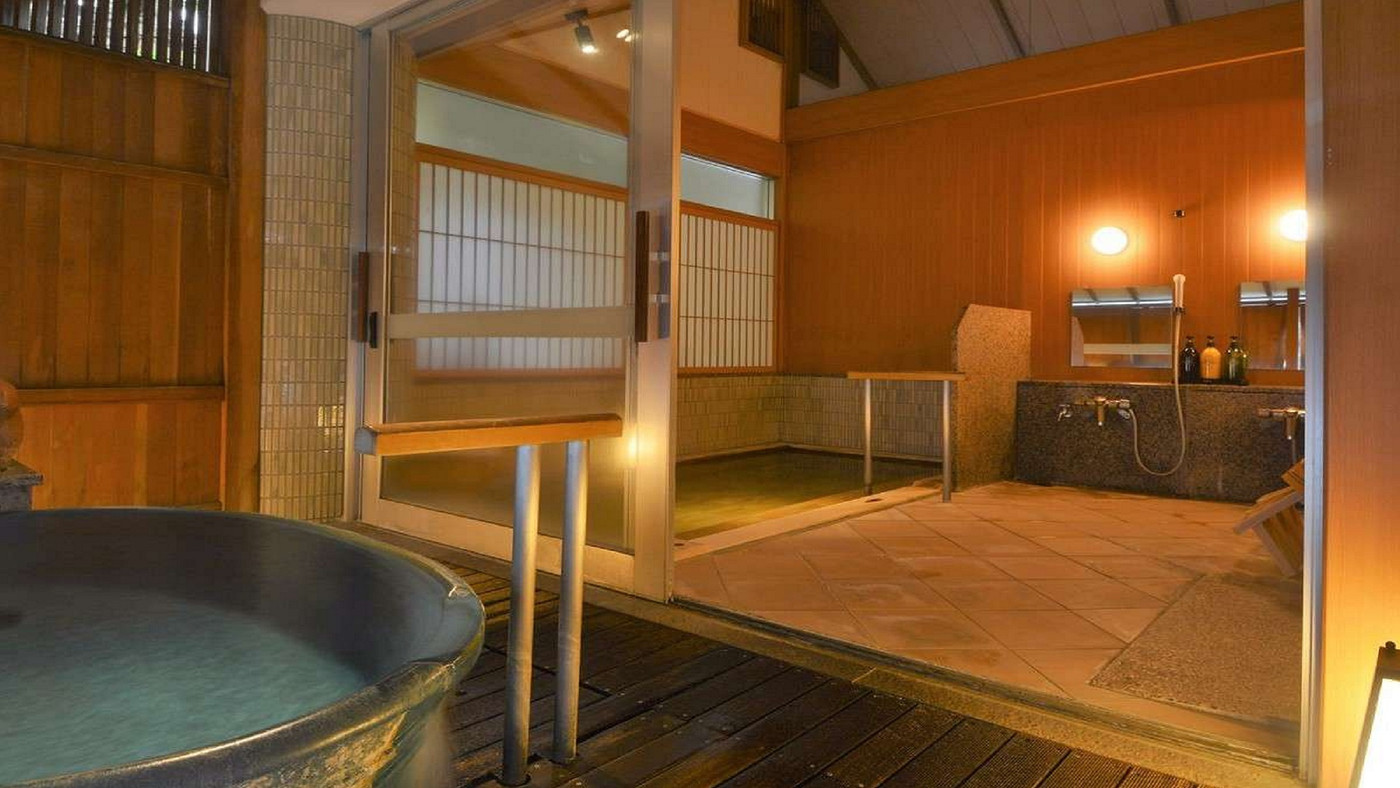 内湯と露天風呂の両方が楽しめる贅沢な貸切風呂4007901