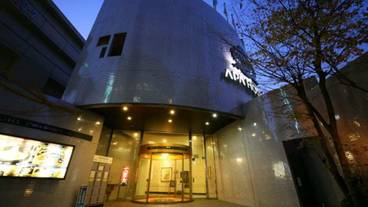 施設の正面 (日没後) / 1