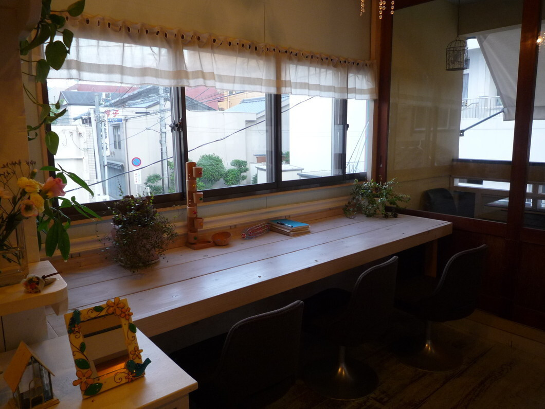 「パトリ cafe/market」内観 921100 窓際の席