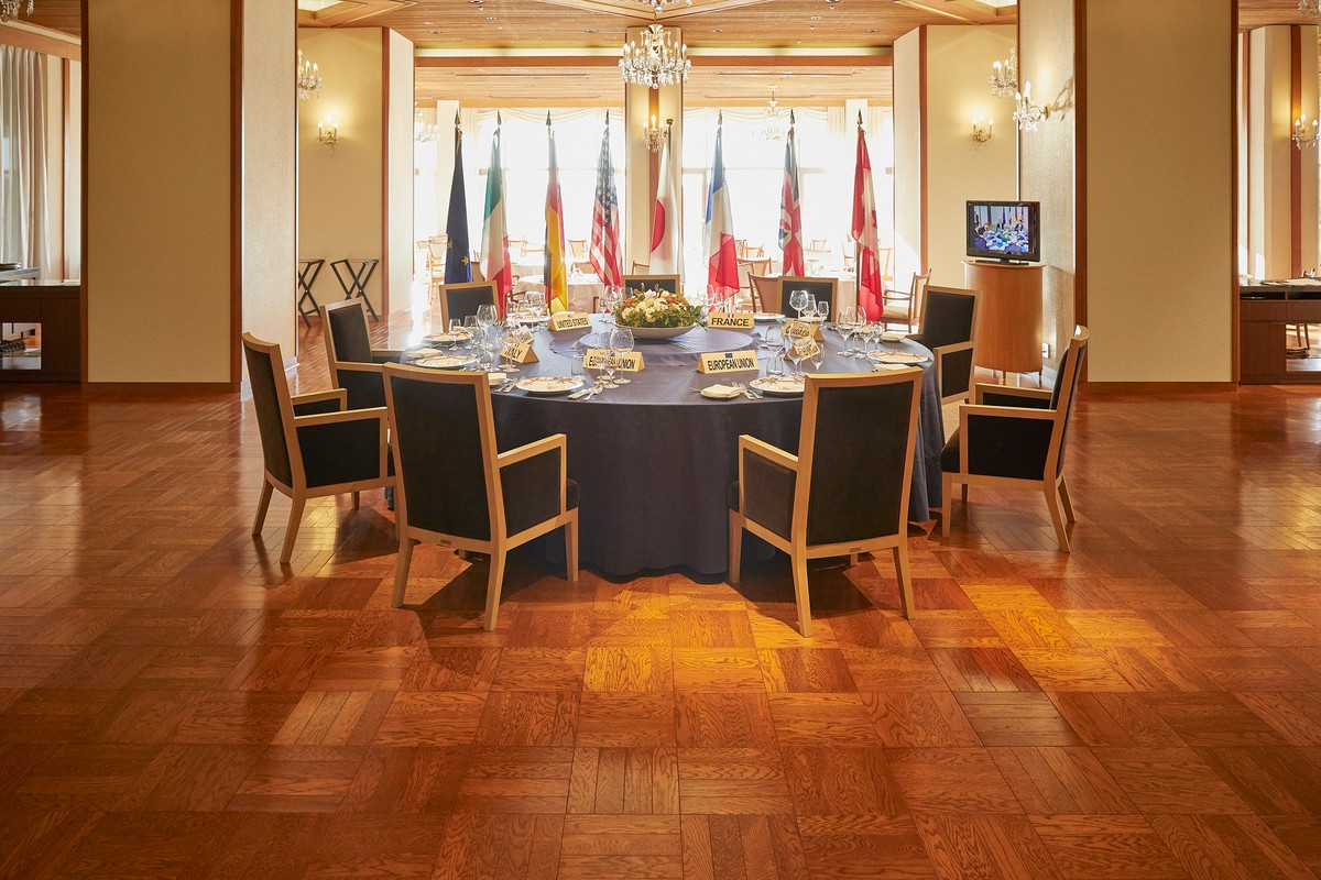 レストラン内のサミットテーブル