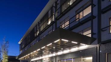 施設の正面 (日没後) / 1