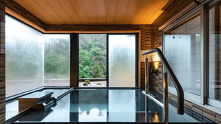 [山側眺望] 源泉半露天風呂付き特別和洋室 (2022年新登場)