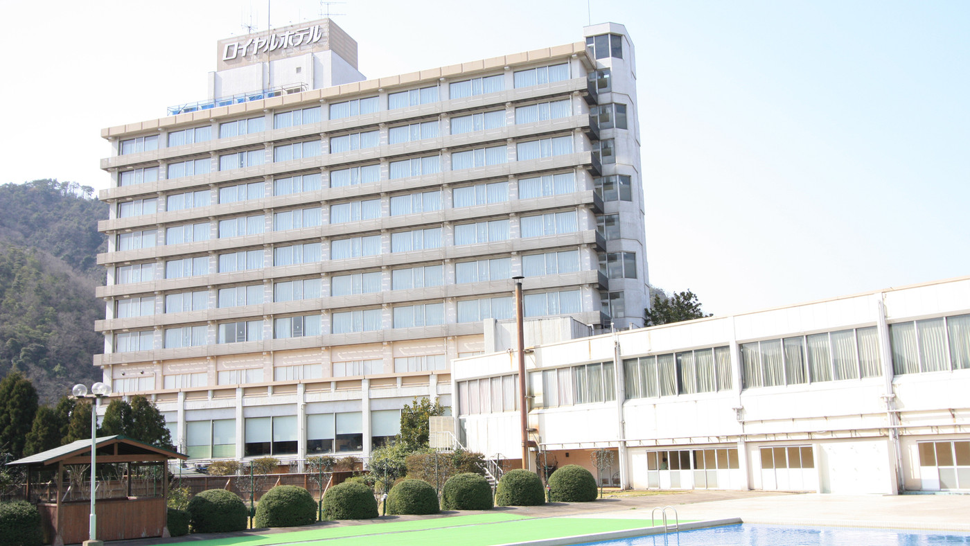 5.バイキングスタイルの夕食が楽しめる「三朝ロイヤルホテル」3636324