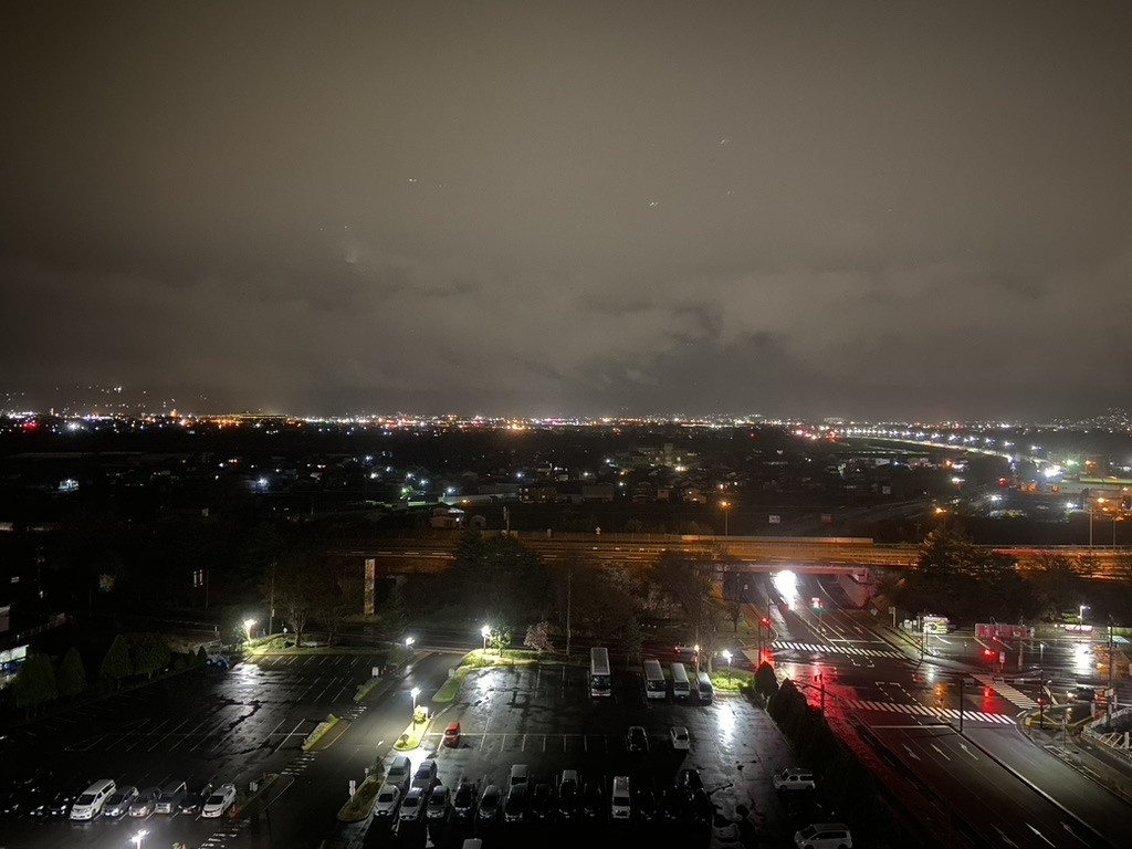 11階の客室からの眺望。昼間晴れなら北アルプスまで見えるはず