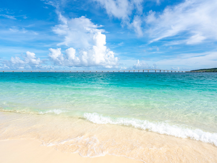 “東洋一美しいビーチ”といわれる「与那覇前浜ビーチ」。澄んだ青のグラデーションと白い砂浜は圧巻の美しさ