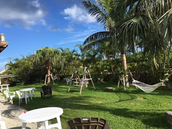 竹富島の石垣の道を自転車で
