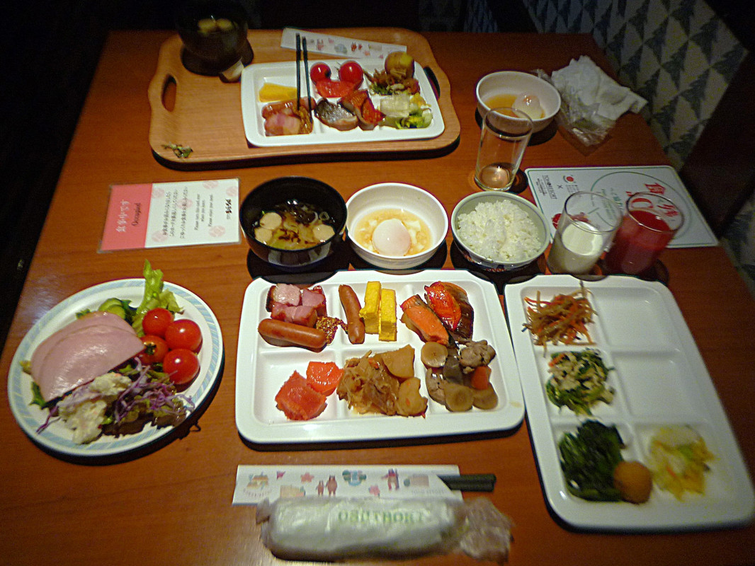 朝食 安っぽい食器とメニュー？