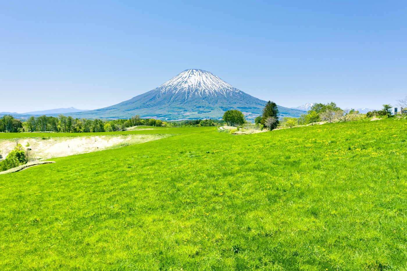 ドローン空撮・ニセコの広大な大地と羊蹄山の風景 / 北海道ニセコエリア