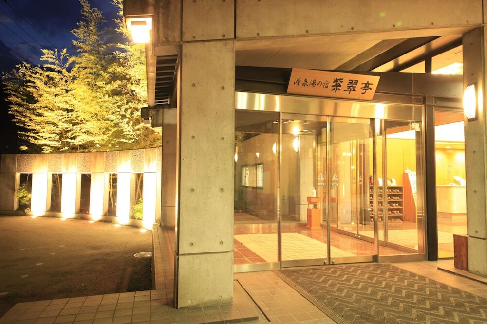 施設の正面 (日没後)