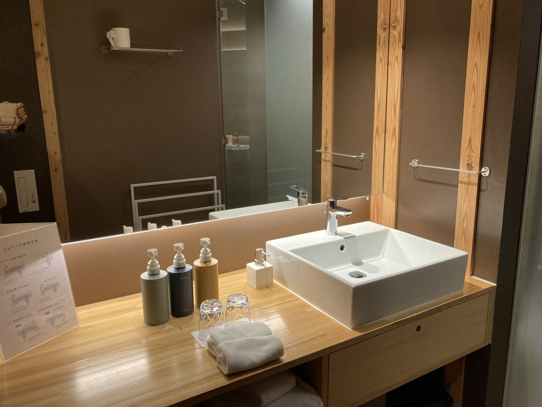 洗面所はとても綺麗。でも部屋との仕切りが無い。