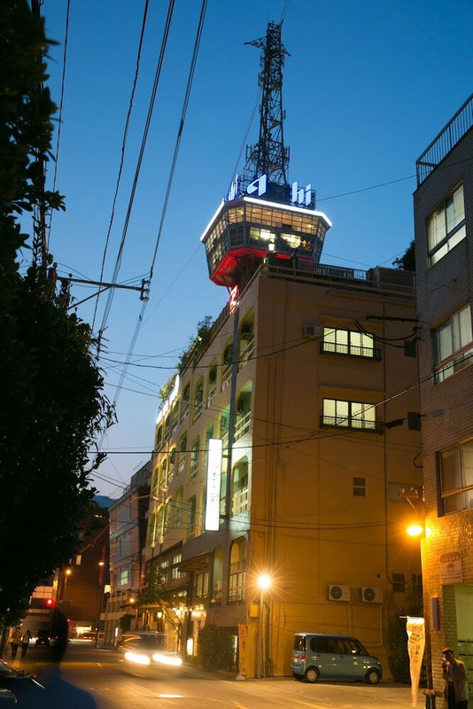 施設の正面 (日没後)