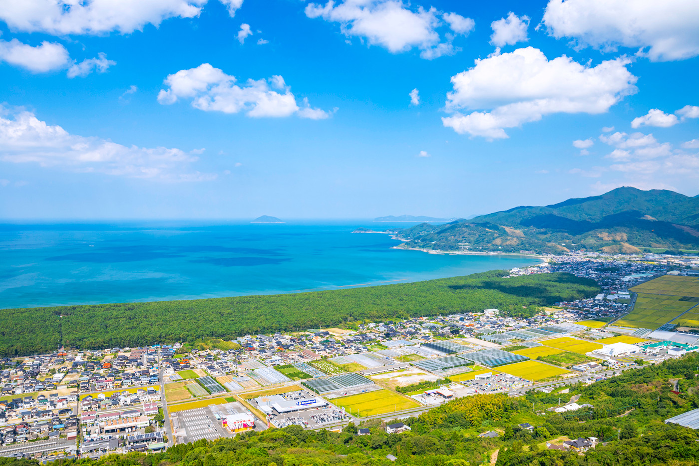佐賀県の絶景　鏡山西展望台から見た虹の松原と唐津湾
