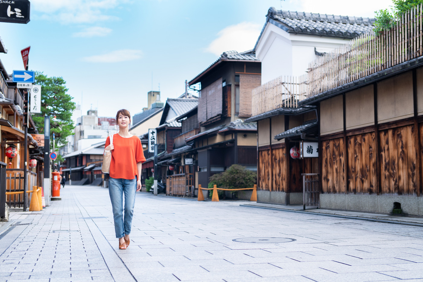 京都観光する若い女性
