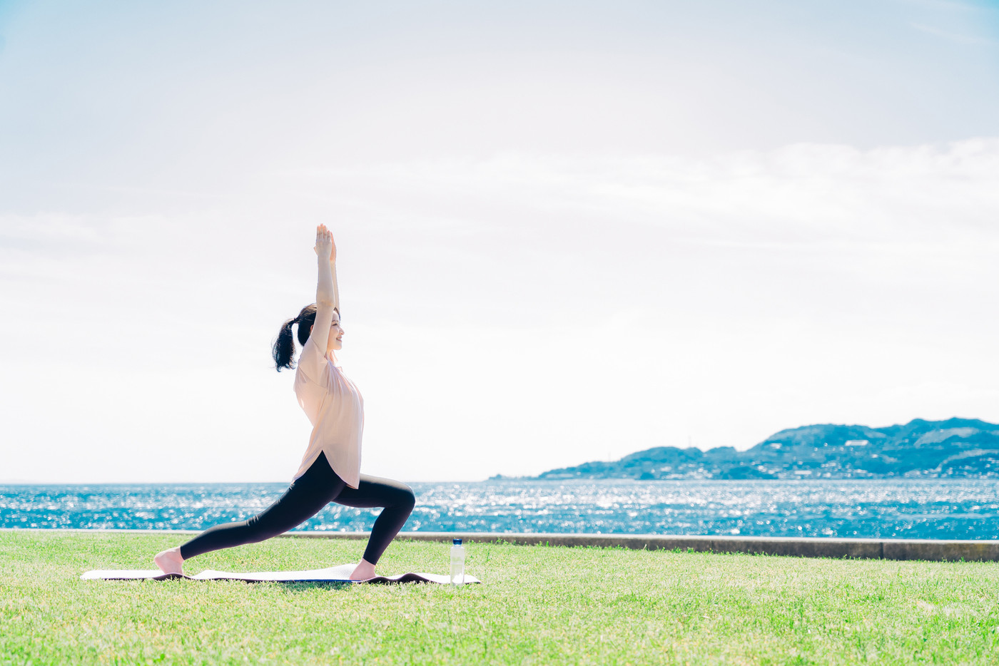 屋外でヨガをする女性