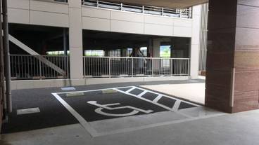 バリアフリー駐車場 / 1