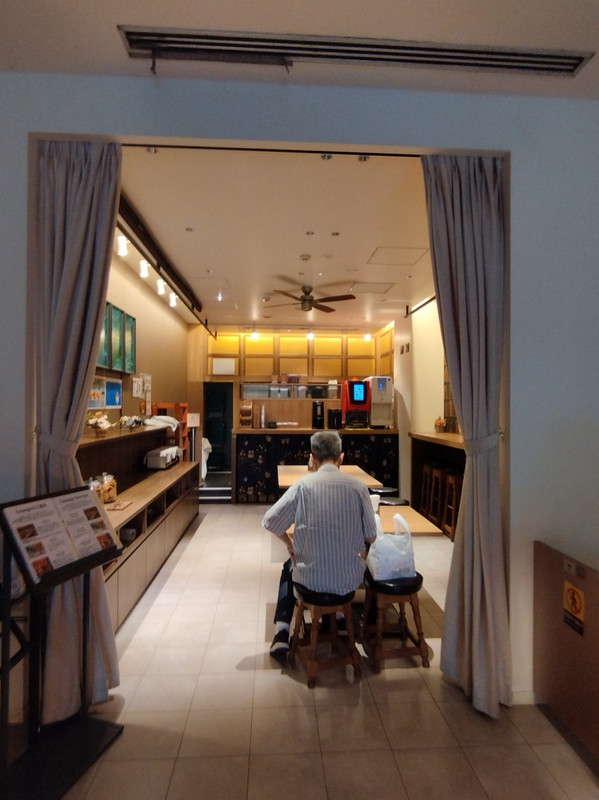 朝食会場。とても狭いです。