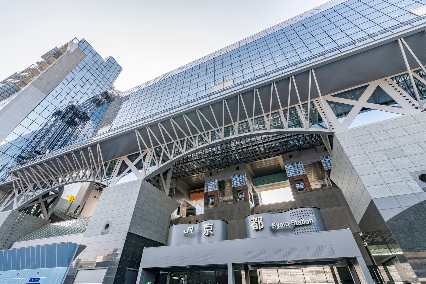 京都府京都市 晴天のJR京都駅烏丸口