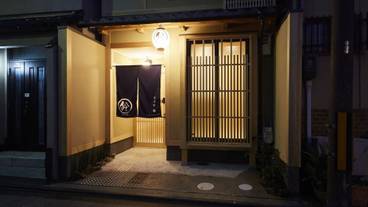 施設の正面 (日没後) / 2