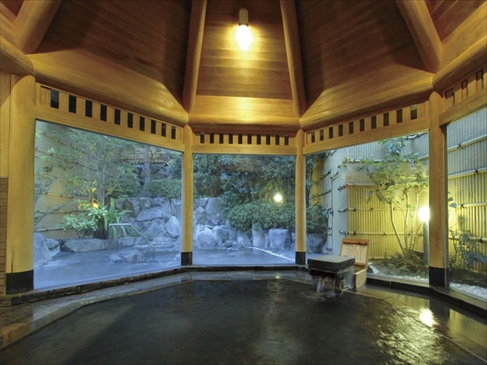 海を一望。天然温泉を24時間楽しめる3845554