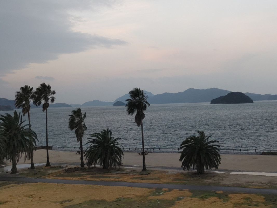 部屋から穏やかな瀬戸の海が見える。