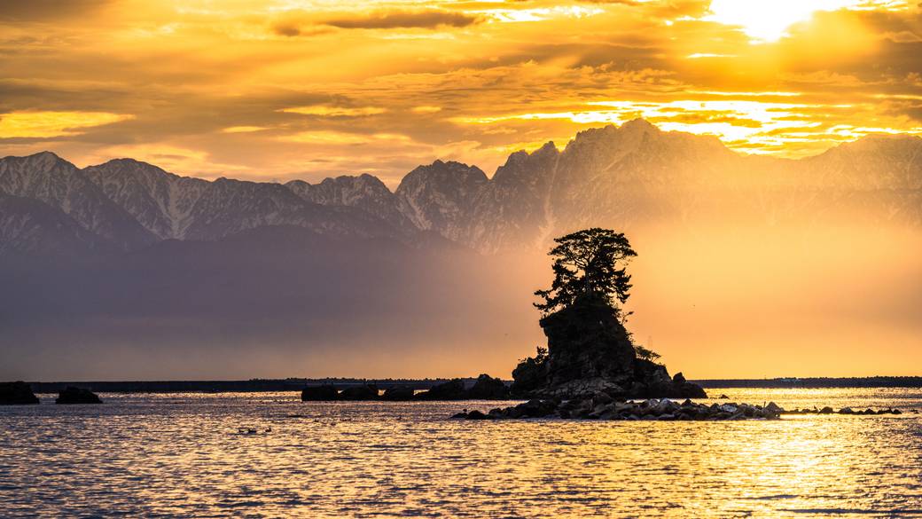 幻想的な雨晴海岸 / 1