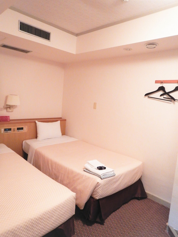 廊下で繋がった隣は洋室。ツインベットのお部屋。