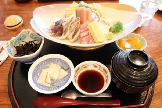 房州の方言で「我が家」または「家では」という意味の「おらが丼」。研究を重ねて美味しさを追求した海鮮丼は絶品 / 5