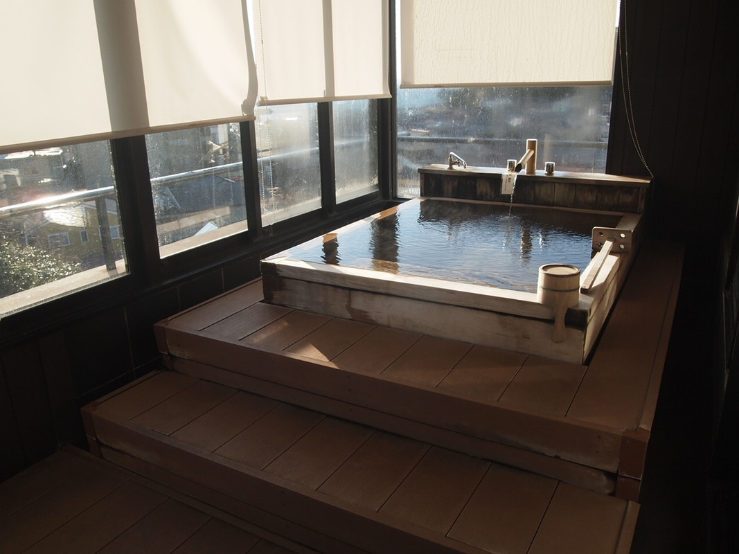 ガラス張りの内風呂。露天ではないので、寒くない。