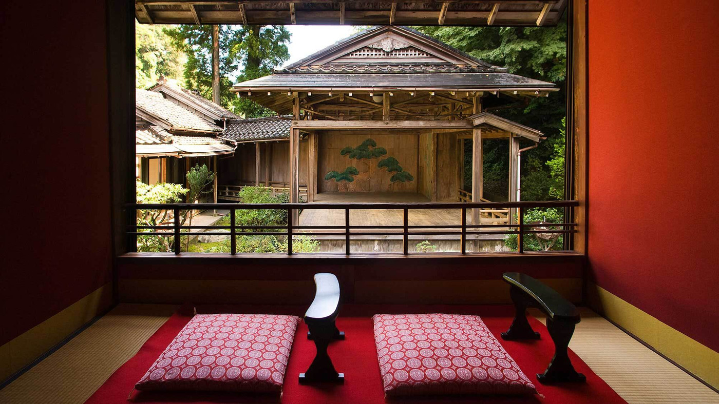 古美術や能舞台を眺めてうっとり。歴史を感じる温泉旅館3521540