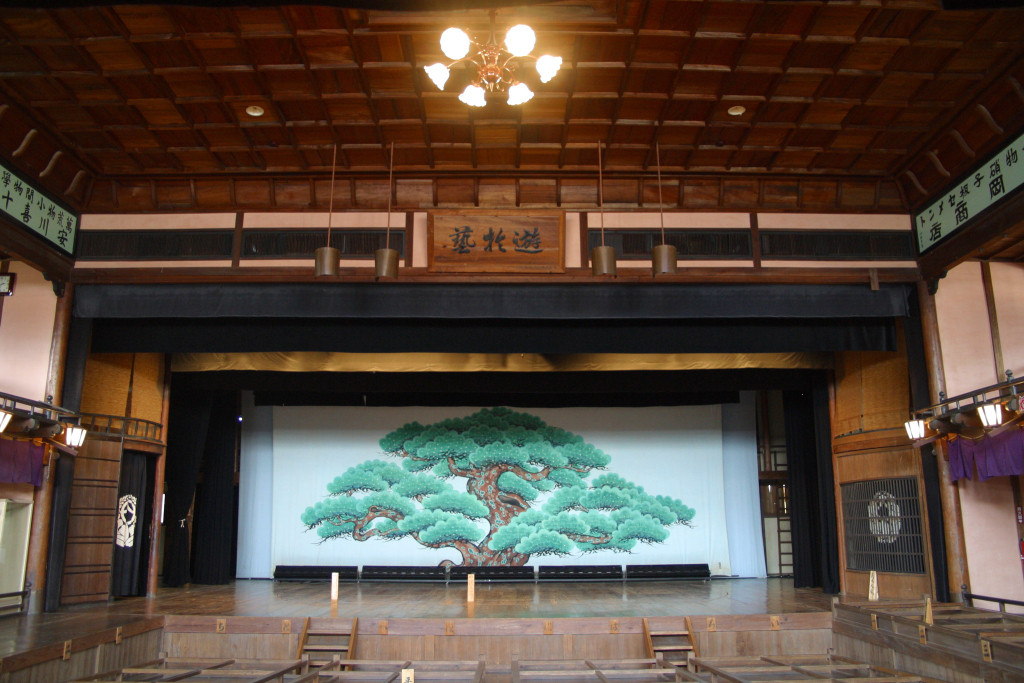 地元の熱い思いで存続が決定した芝居小屋「内子座」3694226