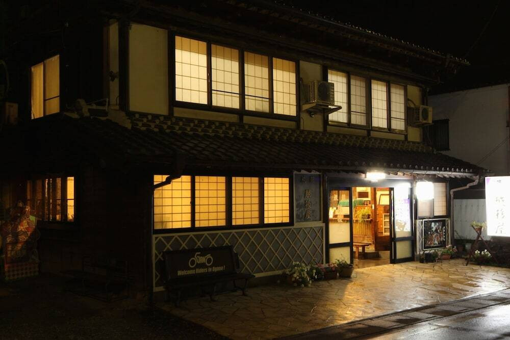 施設の正面 (日没後)