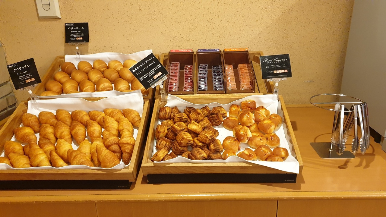 ミニパン4種、ジャムは苺、ブルーベリー、オレンジの3種