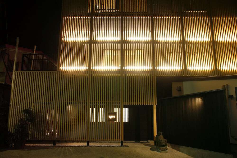 施設の正面 (日没後)