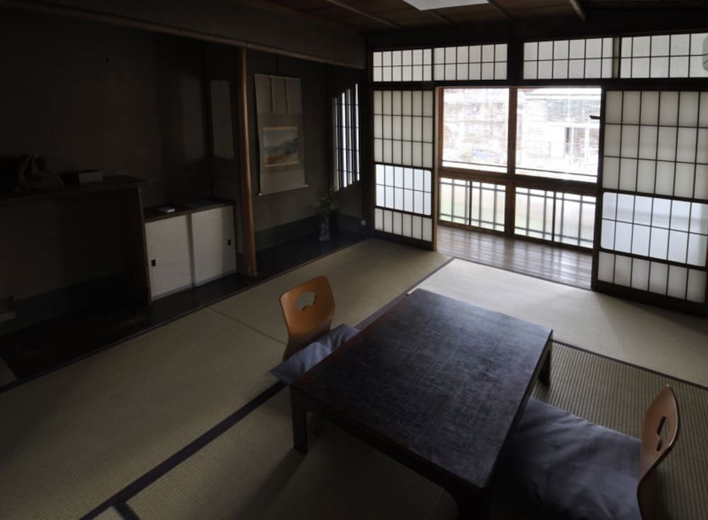 客室内のダイニングエリア