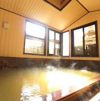 深さ1ｍの大浴場で「黄金の湯」を堪能♪3493701