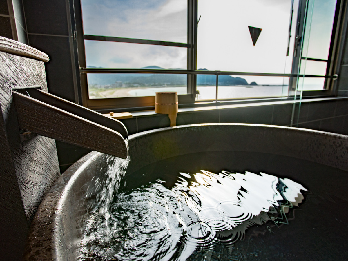 日本海まで歩いてすぐ。潮風を感じながら露天風呂に浸かる3482062