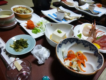 「仙庄館」 料理 16603045 2012.12　１泊２食８５５０円のお得プランの夕食（横から）