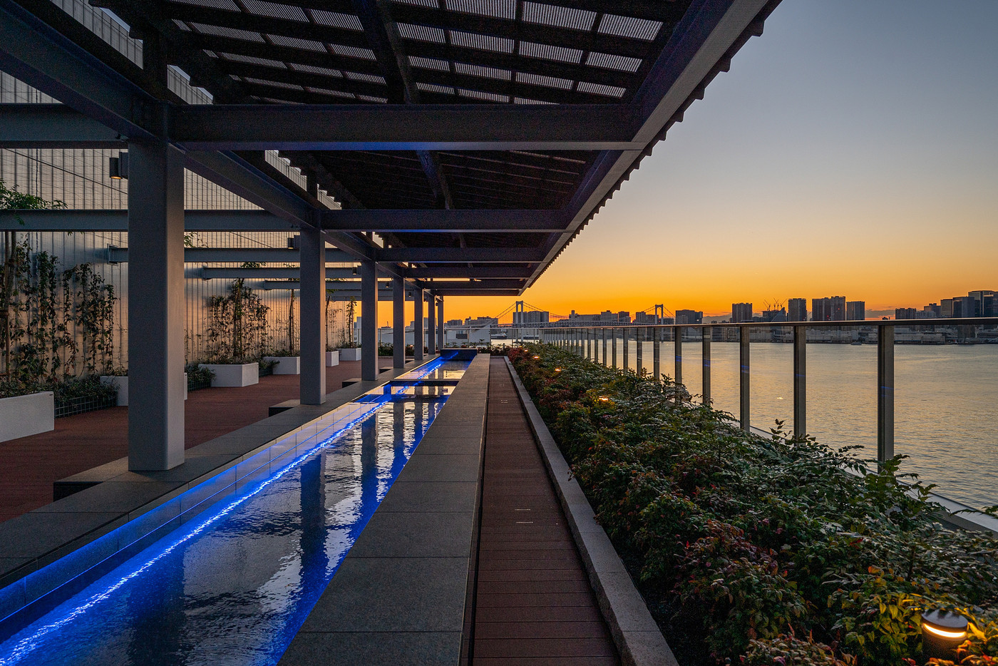 絶景足湯でのんびり。都心のオアシスで至福のひととき3293490