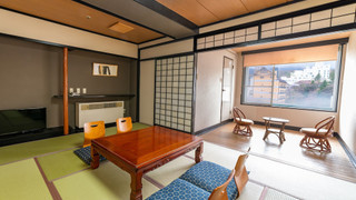 和室 (10畳) 湯畑側 (喫煙室)