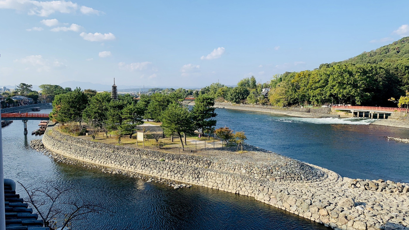 宇治川沿いで京都らしい景観に見惚れる4007768