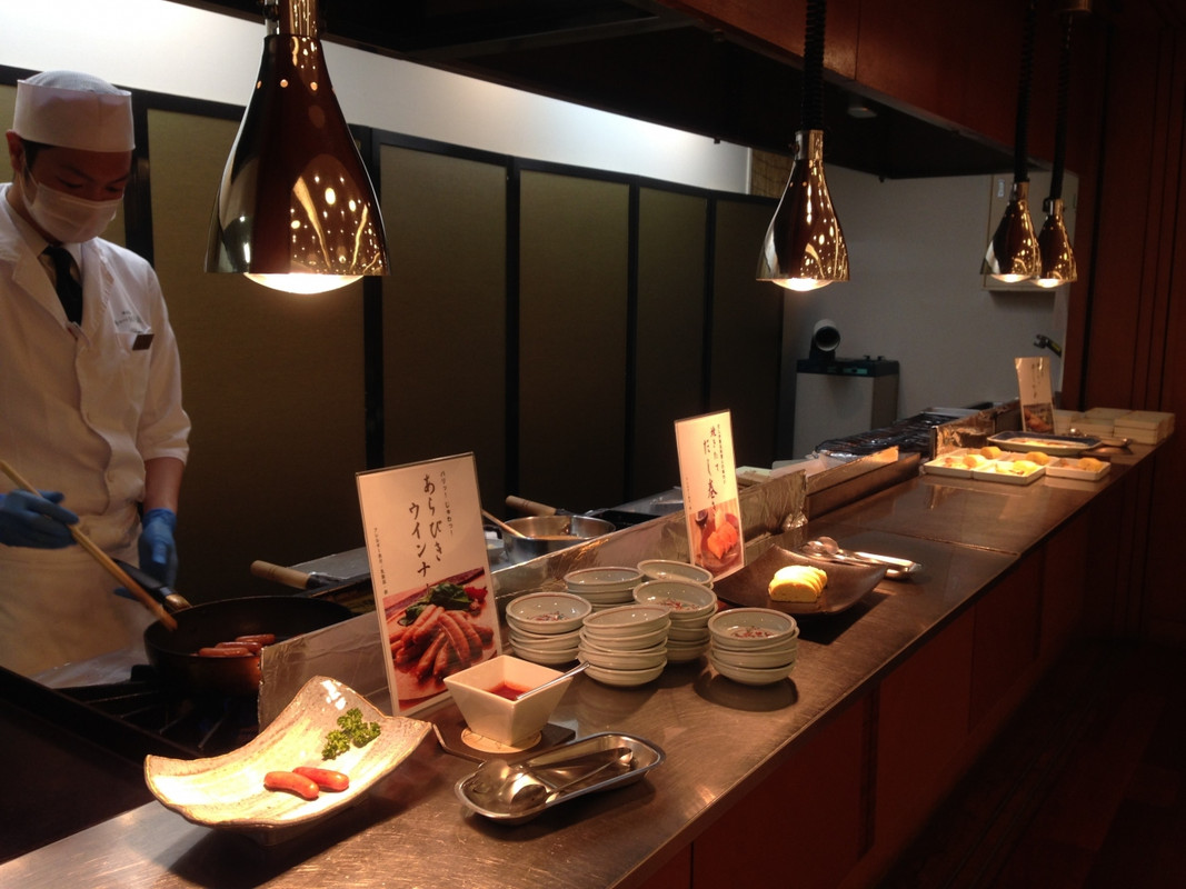 朝食の調理カウンター