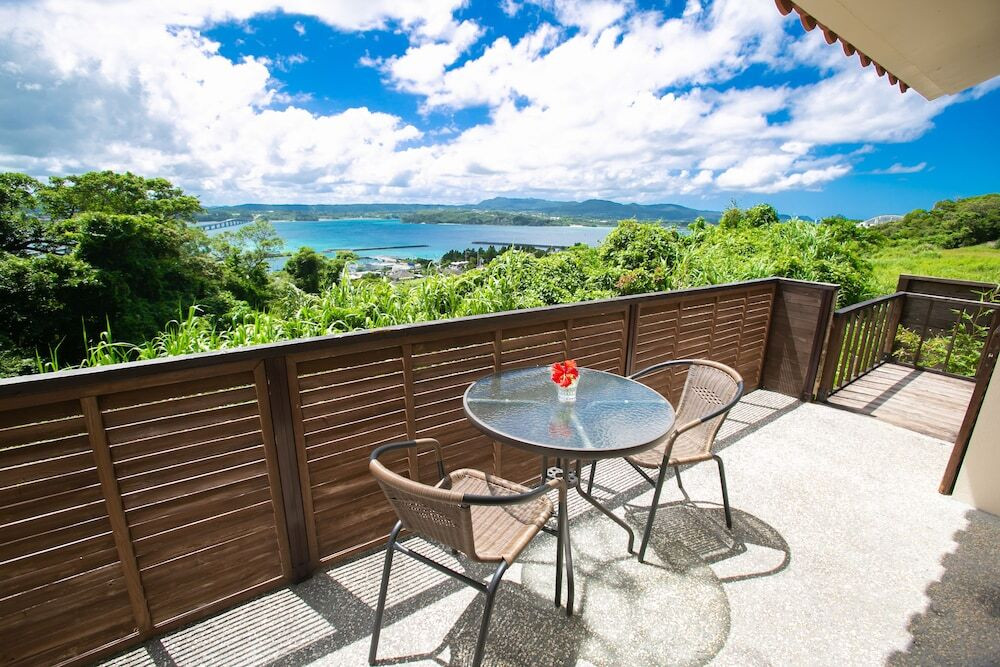 テラスで海を眺めて優雅なひととき3959452