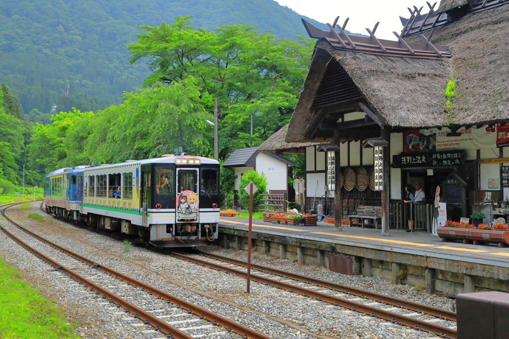6.全国でも珍しい、茅葺き屋根の駅舎「湯野上温泉駅」2266730