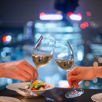 「サッポロ ビュー」 ドリンク 94017699 夜景を眺めながら乾杯を