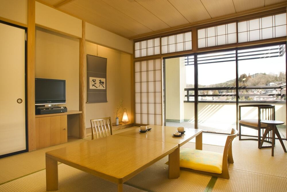 客室内のダイニングエリア