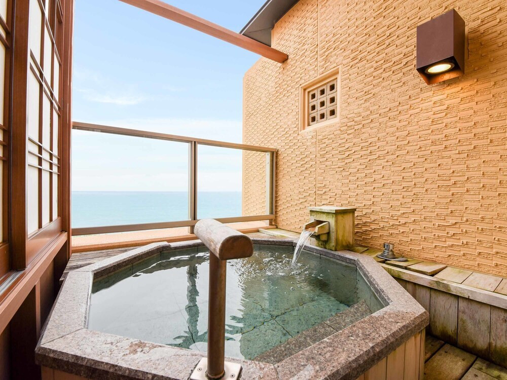 GW明けのご褒美旅行で部屋露天風呂から雨に濡れた新緑を眺めています^ ^