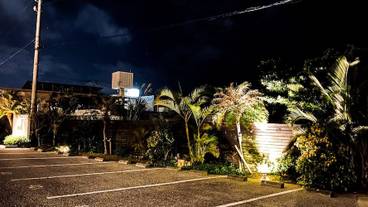 施設の正面 (日没後) / 2