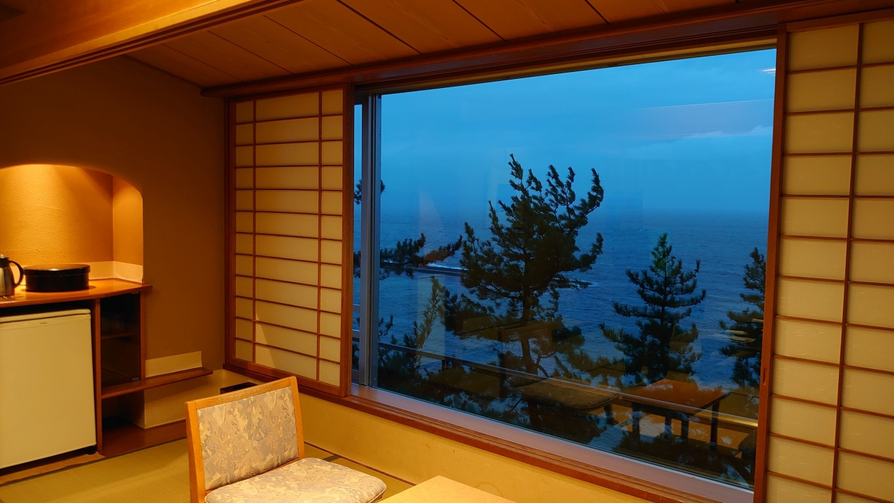 窓の外は美保湾。左手側には島根半島。