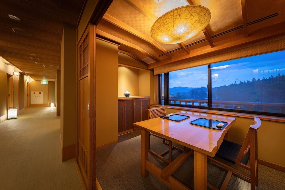 客室内のダイニングエリア