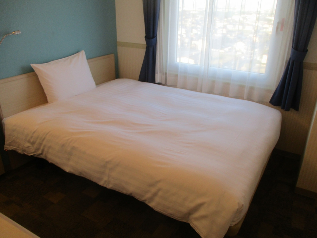 部屋は禁煙シングル　狭いけど機能的